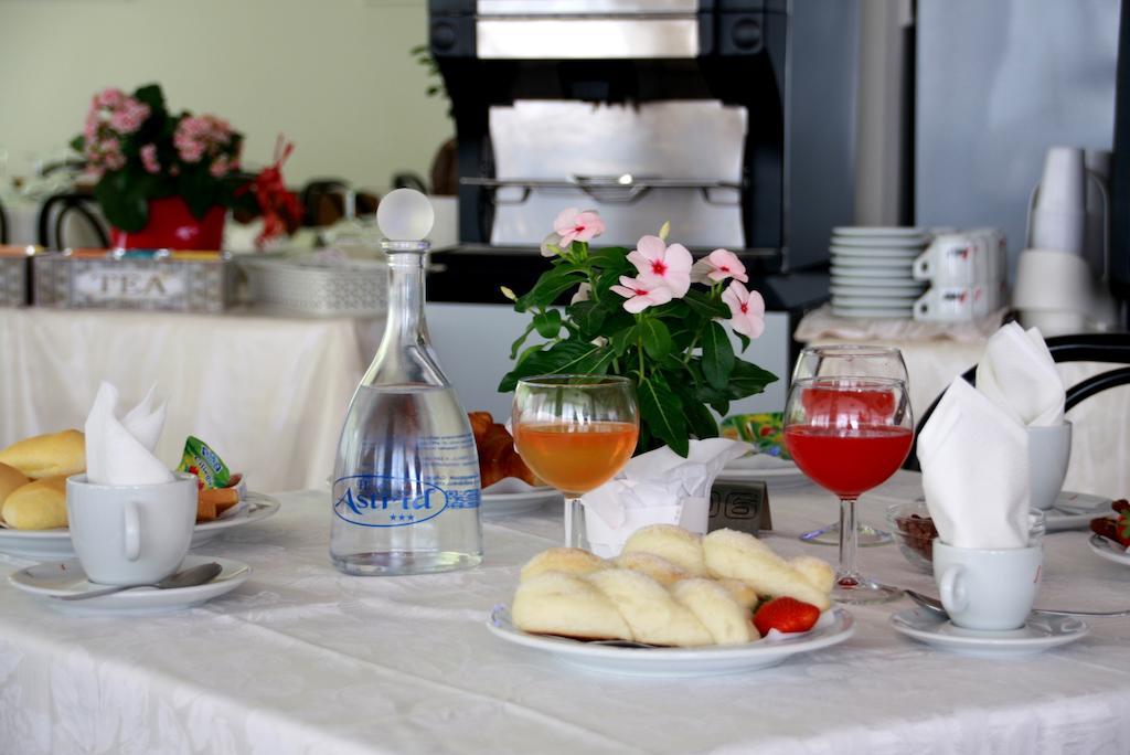 Hotel Astrid Cervia Bagian luar foto