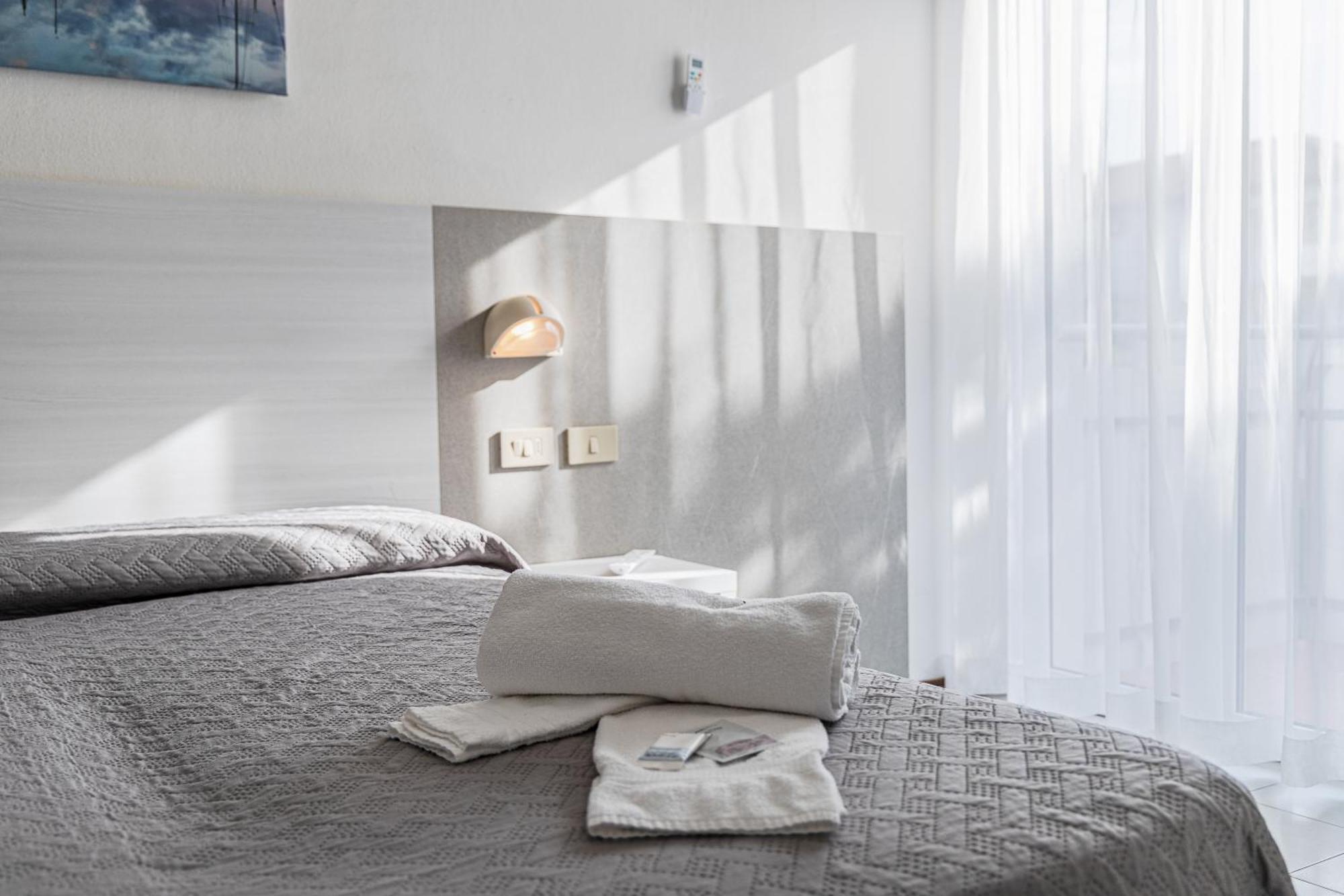 Hotel Astrid Cervia Bagian luar foto