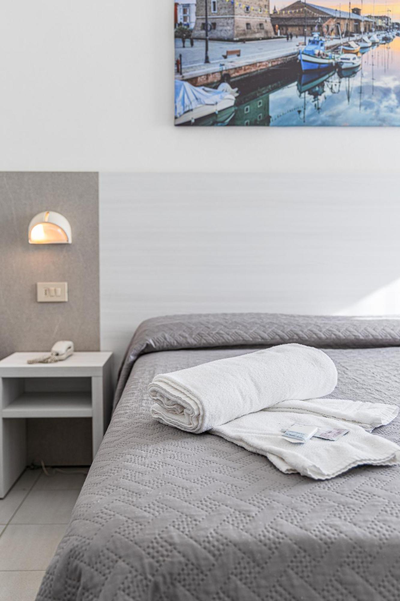 Hotel Astrid Cervia Bagian luar foto