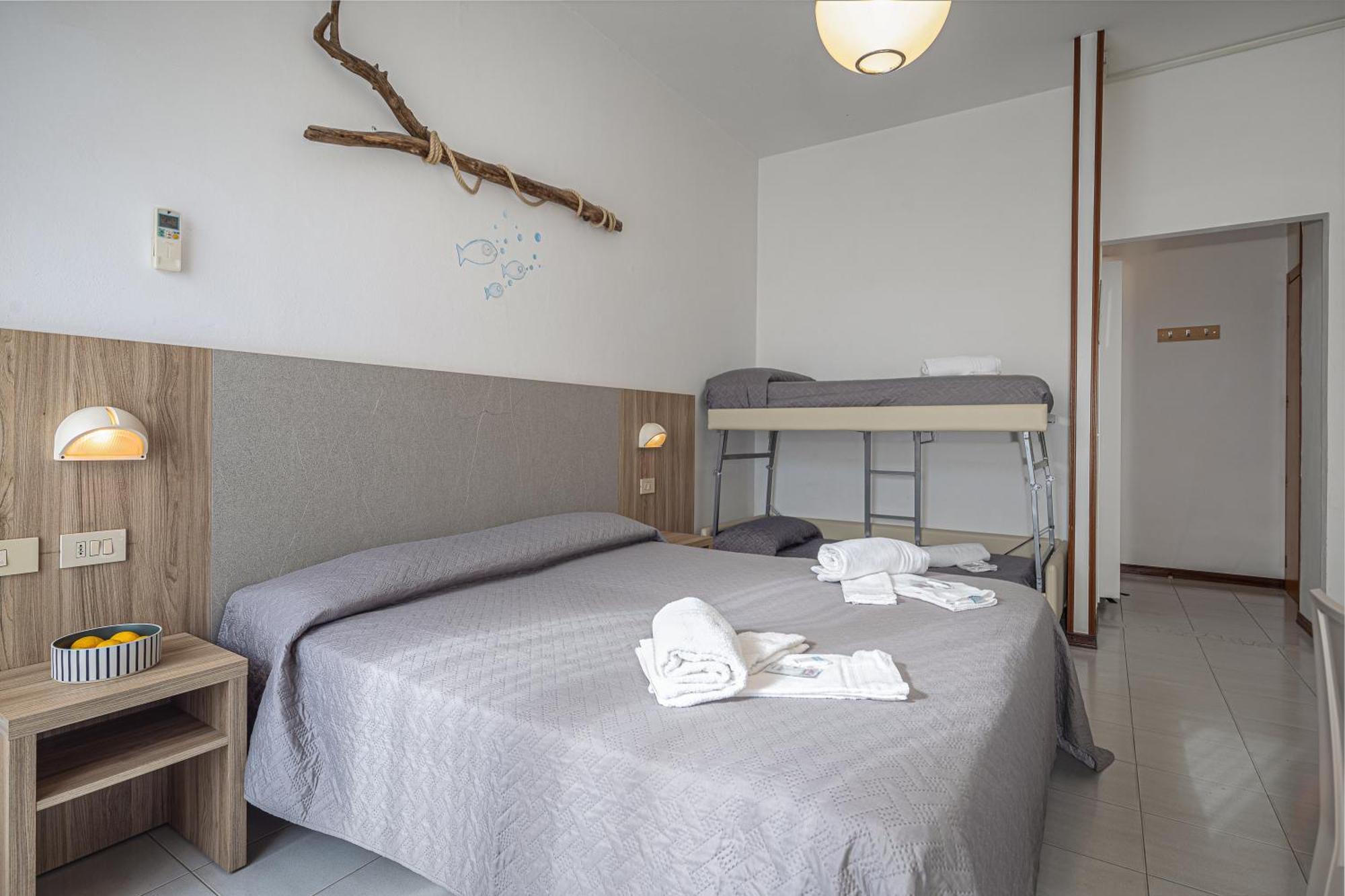 Hotel Astrid Cervia Bagian luar foto