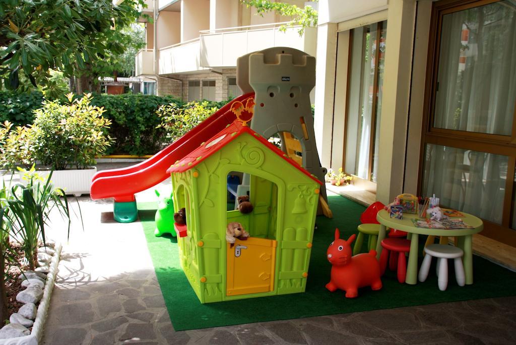 Hotel Astrid Cervia Bagian luar foto