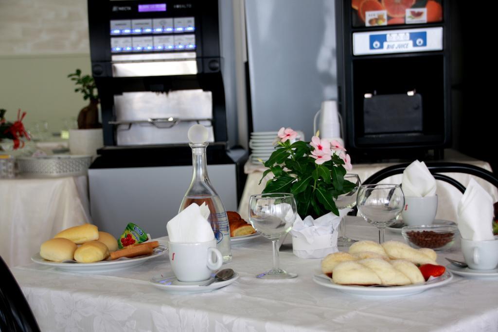 Hotel Astrid Cervia Bagian luar foto
