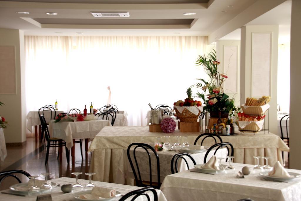 Hotel Astrid Cervia Bagian luar foto