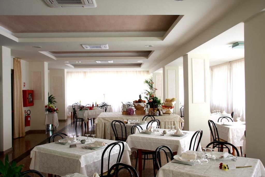 Hotel Astrid Cervia Bagian luar foto