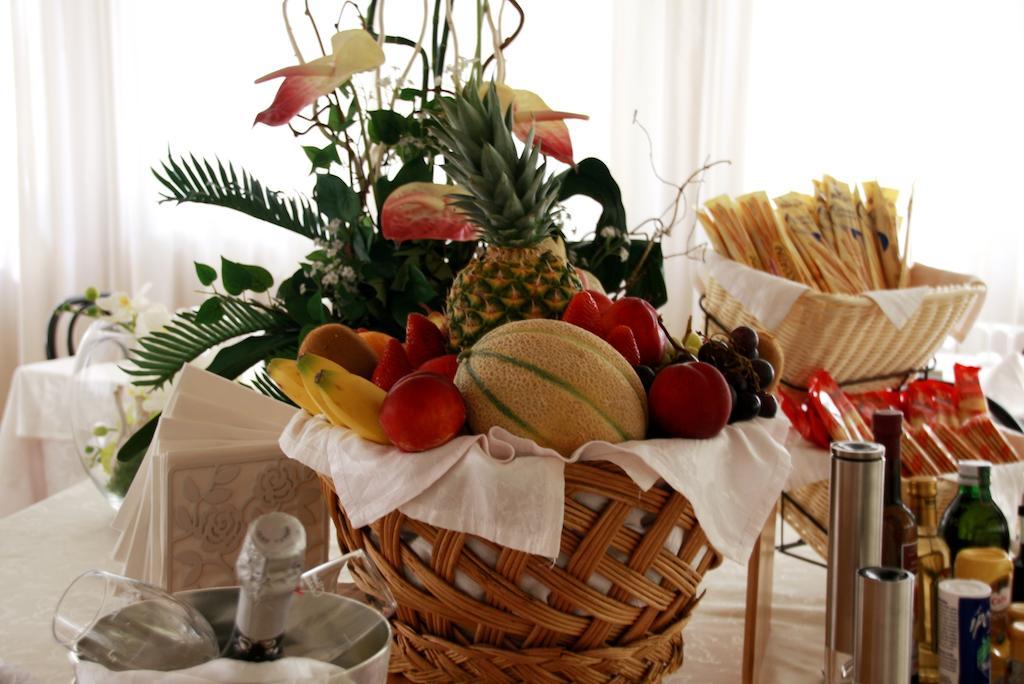 Hotel Astrid Cervia Bagian luar foto