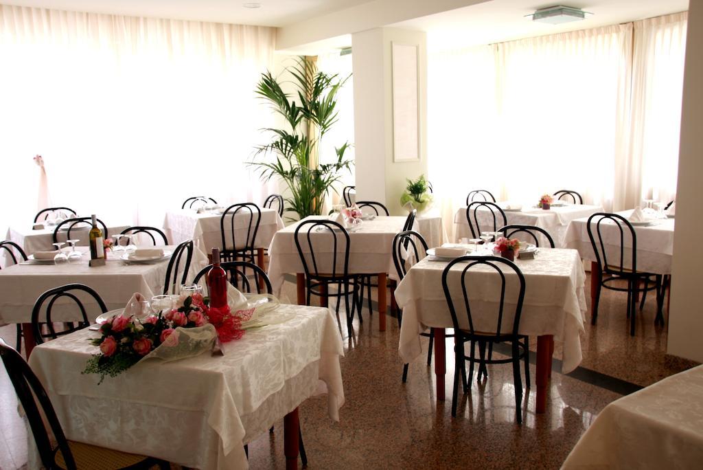 Hotel Astrid Cervia Bagian luar foto