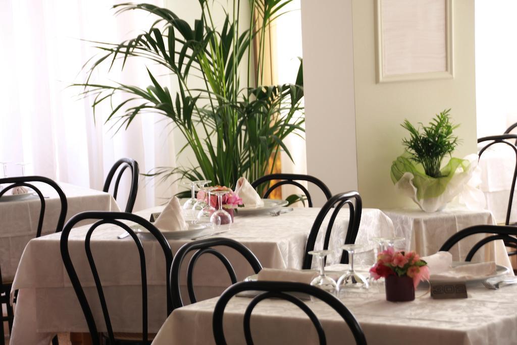 Hotel Astrid Cervia Bagian luar foto