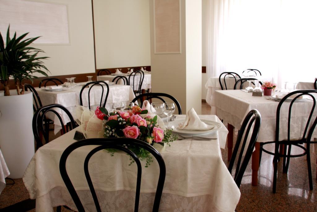 Hotel Astrid Cervia Bagian luar foto