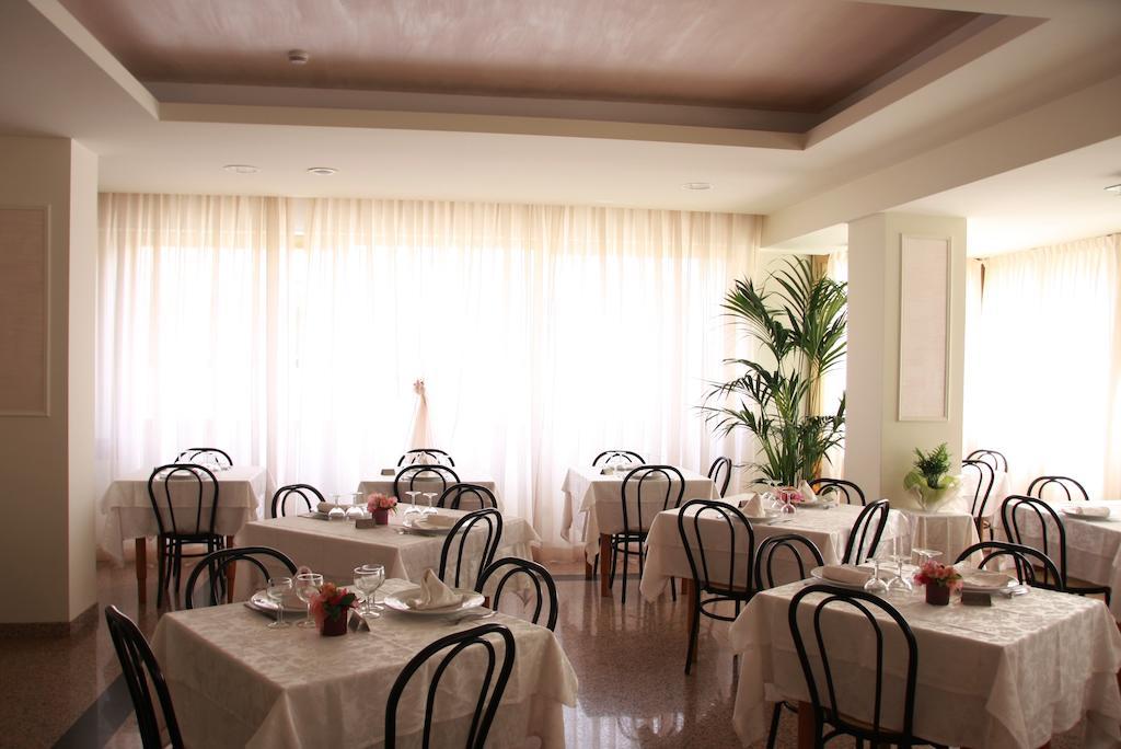 Hotel Astrid Cervia Bagian luar foto